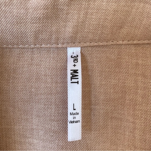 3rd + Malt Apparel Short Sleeved Button Down in Sandy Tan Woman’s Large NWOT - Picture 3 of 6